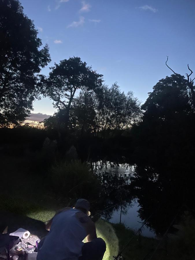 Kingfisher Cabin - Wild Escapes Wrenbury Off Grid Glamping - Ages 12 And Over Baddiley Exteriör bild