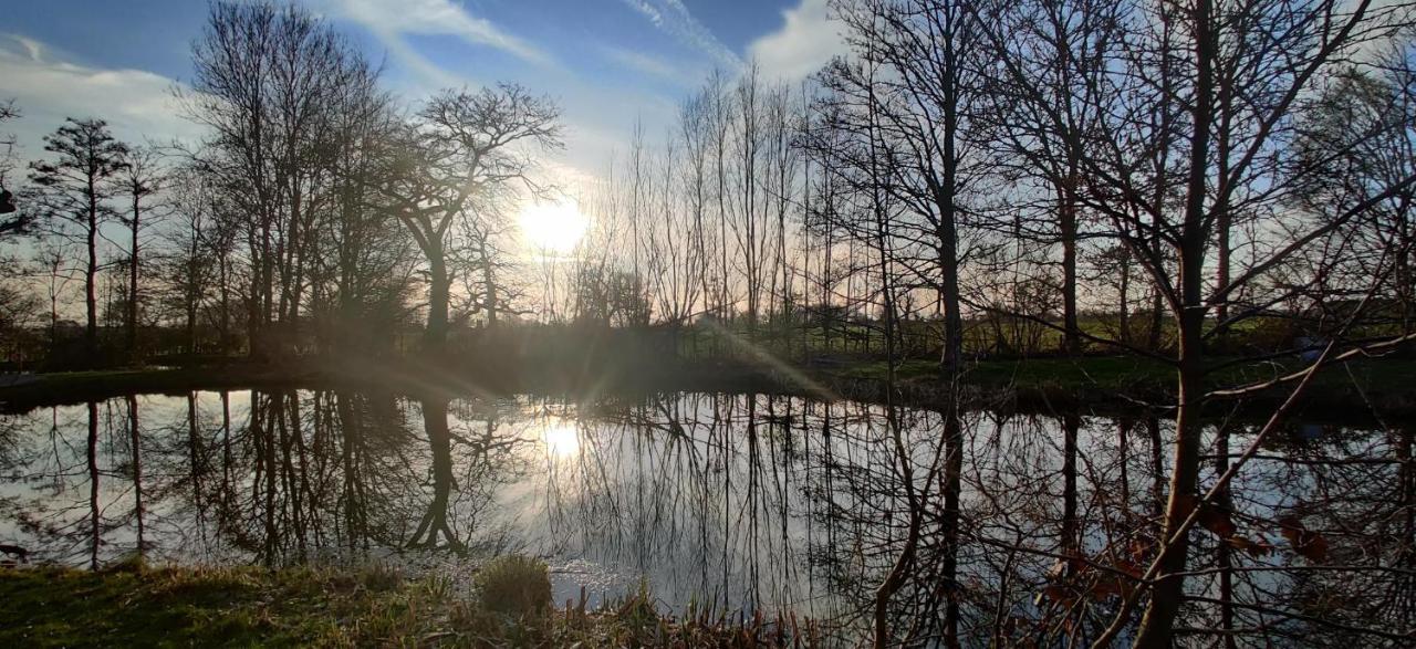 Kingfisher Cabin - Wild Escapes Wrenbury Off Grid Glamping - Ages 12 And Over Baddiley Exteriör bild